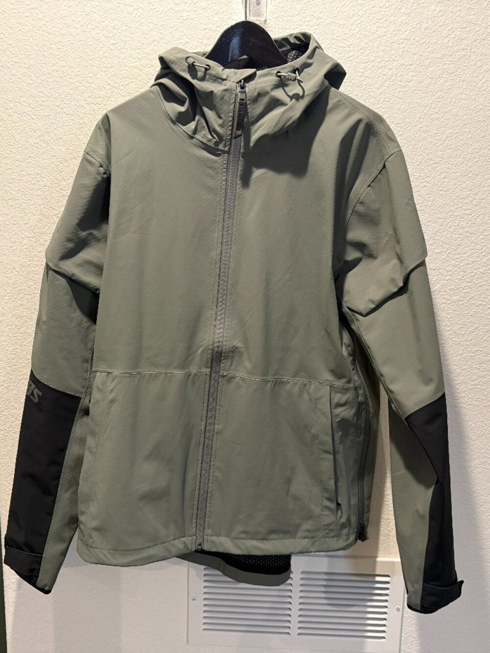 Viktos Range Trainer Waterproof Shell - Size Large